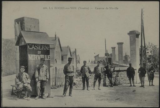 La caserne de Mirville : l'entrée (guérite et militaires, vue 1), l'intérieur avec ses bâtiments (soldats, vue 2), les baraquements (vue 3) / Dugleux phot. (vue 3).